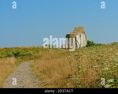 Alter Weltkrieg zwei Bunker in einem Feld entlang der französischen Opalküste. Stockfoto