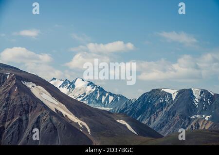 Stimmungsvolle alpine Aussicht auf den großen Berg mit schneebedeckten hohen spitzen Gipfeln. Landschaftlich reizvolle Hochlandlandschaft mit riesigen Bergen mit Gletschern. Schnee auf den Spitzen von poin Stockfoto
