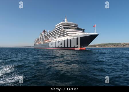 Queen Elizabeth Kreuzfahrtschiff, der in Weymouth Bay festgemacht ist. Stockfoto