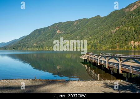 Legen Sie an der Lake Crescent Lodge, Lake Crescent auf der Olympic Peninsula im Olympic National Park im Bundesstaat Washington, USA, an. Stockfoto