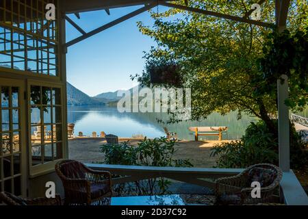 Blick von der Terrasse der Lake Crescent Lodge am Lake Crescent auf der Olympic Peninsula im Olympic National Park im Staat Washington, USA. Stockfoto