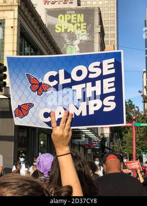 Seattle, USA - 20. Sep 2020: Protestierende am Pike Place Market während und Anti-Ice Immigration protestieren spät am Tag. Stockfoto