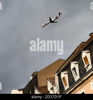 Editorial: 06. Oktober 2020: Straßburg, Frankreich. Das Flugzeug fliegt über die Häuser von Straßburg zu landen Stockfoto