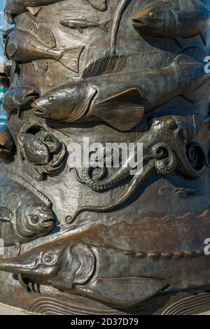 Detail von Bronzekunstwerken des Fishermans Memorial am Seattles Fishermans Terminal, Washington State, USA. Stockfoto