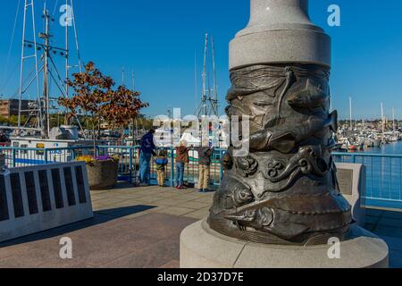 Detail von Bronzekunstwerken des Fishermans Memorial am Seattles Fishermans Terminal, Washington State, USA. Stockfoto