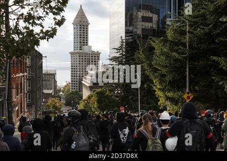 Seattle, USA. September 2020. Spät in den Tag Protestierenden bewegen sich durch die Stadt während einer Solidarität mit Demonstranten auf der ganzen Welt märz. Stockfoto