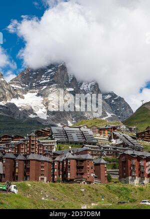 Alpine thematische Apartment Bergresort unter hohen Gipfeln. Stockfoto