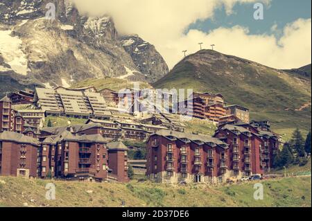 Alpine thematische Apartment Bergresort unter hohen Gipfeln. Stockfoto