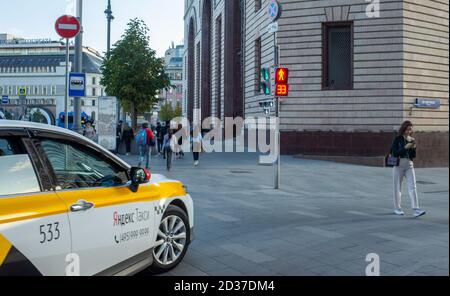 11. August 2019 Moskau, Russland. Yandex Taxi Service Auto auf Lubyanskaya Platz in Moskau. Stockfoto