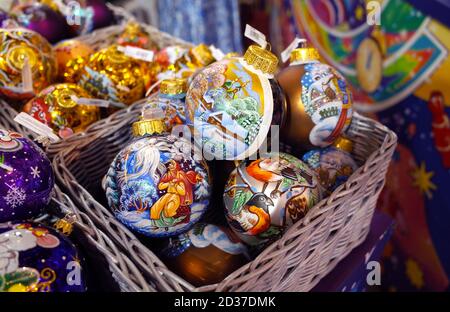 20. Dezember 2019 Moskau, Russland. Handgemachtes Weihnachtsspielzeug auf dem Ladentisch. Stockfoto