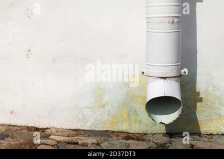 Weiße Abflussrohre und alte Hauswand, Nahaufnahme Stockfoto