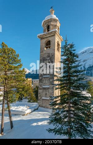 Der schiefe Turm von St.Moritz, ein Wahrzeichen aus dem 12. Jahrhundert und Teil der 1'893 abgerissenen St. Mauritius Kirche, Graubünden, Schweiz Stockfoto