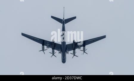 Silhouette des russischen Turboprop strategischen Bombers Tupolev TU-95 im bewölkten Himmel. Stockfoto