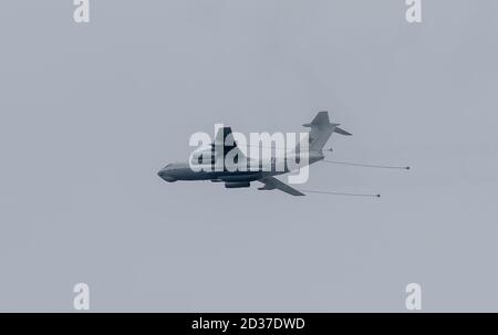 9. Mai 2020, Moskau, Russland. Iljuschin Il-78 Tanker Flugzeug in einem bewölkten Himmel. Stockfoto