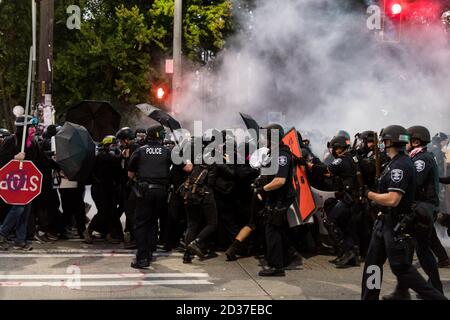 Seattle, USA. September 2020. In der ehemaligen Chop Zone auf dem Capitol Hill treffen sich die Demonstranten am frühen Abend mit der Polizei. Stockfoto