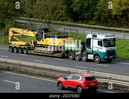 Eine große Last auf einem Tieflader-LKW auf der Autobahn M40, Warwickshire, Großbritannien Stockfoto