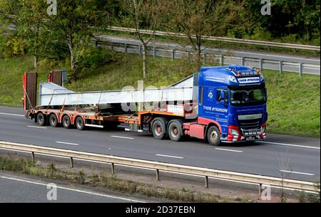 Eine große Last auf einem Tieflader-LKW auf der Autobahn M40, Warwickshire, Großbritannien Stockfoto