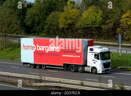 Ein Sattelschlepper von Home Bargains auf der Autobahn M40, Warwickshire, Großbritannien Stockfoto