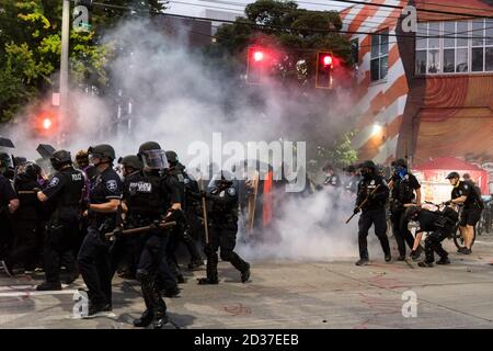 Seattle, USA. September 2020. In der ehemaligen Chop Zone auf dem Capitol Hill treffen sich die Demonstranten am frühen Abend mit der Polizei. Stockfoto