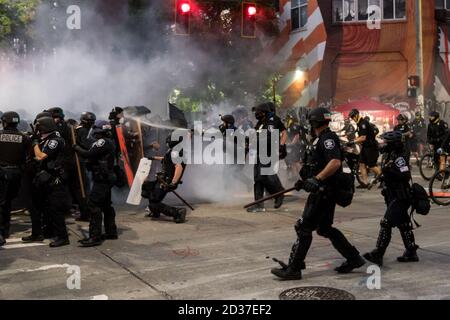 Seattle, USA. September 2020. In der ehemaligen Chop Zone auf dem Capitol Hill treffen sich die Demonstranten am frühen Abend mit der Polizei. Stockfoto
