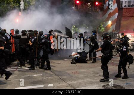Seattle, USA. September 2020. In der ehemaligen Chop Zone auf dem Capitol Hill treffen sich die Demonstranten am frühen Abend mit der Polizei. Stockfoto