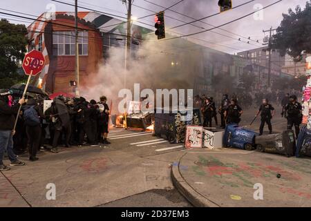 Seattle, USA. September 2020. In der ehemaligen Chop Zone auf dem Capitol Hill treffen sich die Demonstranten am frühen Abend mit der Polizei. Stockfoto