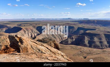 Panoramablick vom Muley Point Overlook, eine abgelegene Klippe und landschaftlich reizvoller Blick auf die Wüstenlandschaft des südlichen Utah (Valley of the Gods), USA. Stockfoto