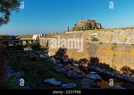 Alte venezianische Festung in Korfu ist eine venezianische Festung in der Stadt Korfu während byzantinischer Zeiten. Seehafen auf der griechischen Insel, blauer Himmel und blaues Meer. Stockfoto