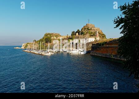 Alte venezianische Festung in Korfu ist eine venezianische Festung in der Stadt Korfu während byzantinischer Zeiten. Seehafen auf der griechischen Insel, blauer Himmel und blaues Meer. Stockfoto