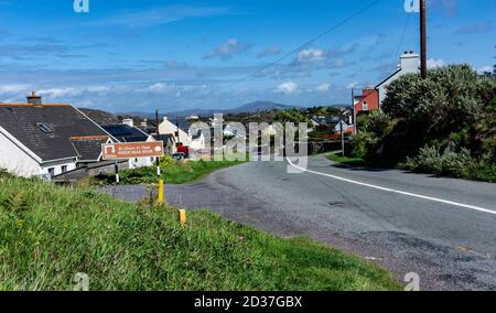 Die Straße nach Crookhaven, einem verschlafenen malerischen Fischerdorf im Westen von Cork, Irland. Es hat einen großen geschützten Hafen. Stockfoto