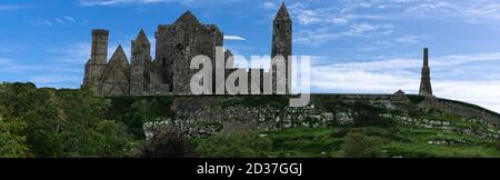 Der Rock of Cashel, auch bekannt als Cashel of the Kings und St. Patrick's Rock, ist eine berühmte historische Stätte in Cashel, County Tipperary, Irland Stockfoto