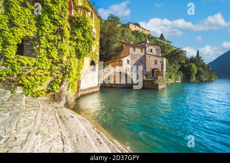 Alte Steinbrücke am Ende des Nesso Schlucht, Como, Italien Stockfoto