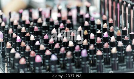 Schöne große multicolor professionelle Make-up-Set von vielen verschiedenen bunten Lippenstifte in schwarzem Kunststoff Rohre im Show Case, horizontale Bild Stockfoto