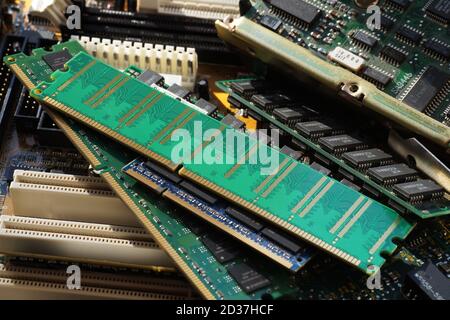Wertvolle Sekundärrohstoffe: Elektronische Komponenten, pc-Komponenten: Motherboards, Festplatten, RAM-Speicher, etc. Stockfoto