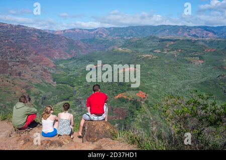 Menschen am Waimea Canyon in der Nähe von Waimea auf Kauai Island, Hawaii, USA. Stockfoto