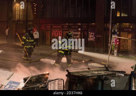 Seattle, USA. September 2020. Am frühen Abend lösch die Feuerwehr Mülltonnen, die von Protestierenden in Brand gesetzt wurden. Stockfoto