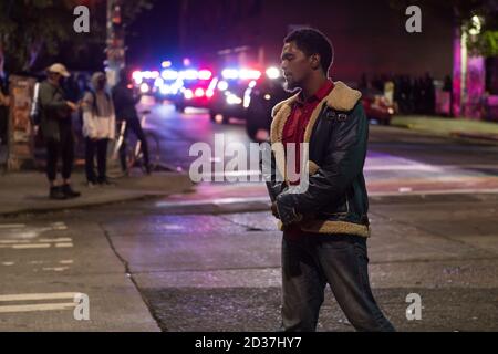 Seattle, USA. September 2020. Am frühen Abend überquerte ein Mann die Straße nach einem Protest durch das East Precinct. Stockfoto