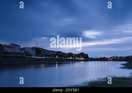 Die Dordogne Fluss in Sainte-Foy-la-Grande als Abend fällt und Sturm Alex nähert sich Stockfoto