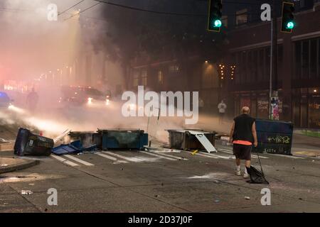 Seattle, USA. September 2020. Am frühen Abend putzte ein Mann auf der Straße nach einem Protest des East Precinct auf. Stockfoto