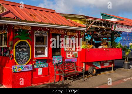 Straßenszene mit farbenfrohen Hütten, die Fruchtmoothies und Säfte verkaufen, in Hanalei auf Kauai Island, Hawaii, USA. Stockfoto