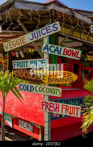 Straßenszene mit bunten Schildern von Hütten, die Fruchtmoothies und Säfte verkaufen, in Hanalei auf Kauai Island, Hawaii, USA. Stockfoto