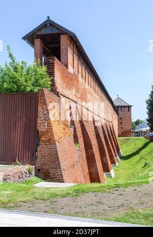 Rote Backsteinmauer des mittelalterlichen Kolomna Kreml. Russische Geschichte, Sehenswürdigkeiten und alte Architektur Stockfoto