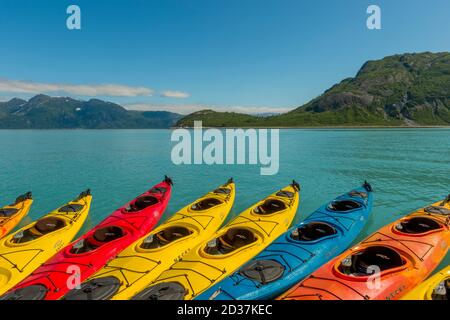 Bunte Kajaks neben dem Kreuzfahrtschiff Safari Endeavour im Glacier Bay National Park, Southeast Alaska, USA. Stockfoto