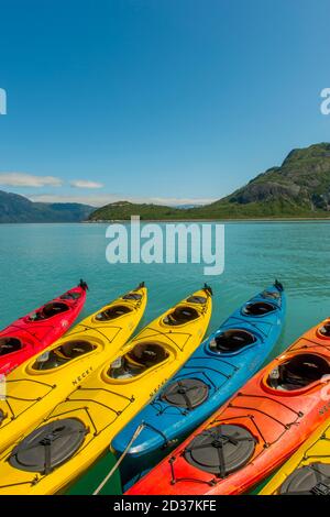 Bunte Kajaks neben dem Kreuzfahrtschiff Safari Endeavour im Glacier Bay National Park, Southeast Alaska, USA. Stockfoto