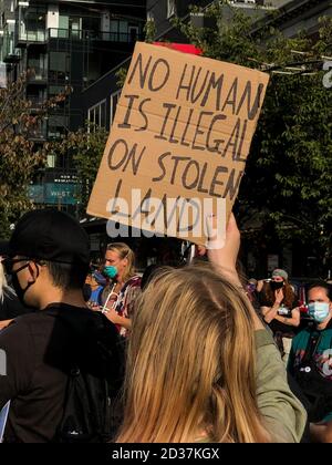 Seattle, USA - 20. Sep 2020: Protestierende am Pike Place Market während und Anti-Ice Immigration protestieren spät am Tag. Stockfoto