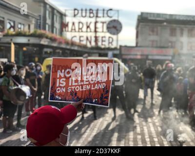 Seattle, USA - 20. Sep 2020: Protestierende am Pike Place Market während und Anti-Ice Immigration protestieren spät am Tag. Stockfoto