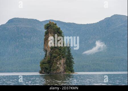 Blick auf Eddystone Rock in Behm Canal, Misty Fjords National Monument, Southeast Alaska bei Ketchikan, USA. Stockfoto