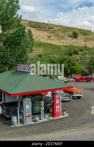 Eine alte Tankstelle mit alter Autosammlung auf einer Farm in der Nähe von Colfax im Whitman County in der Palouse, Washington State, USA. Stockfoto