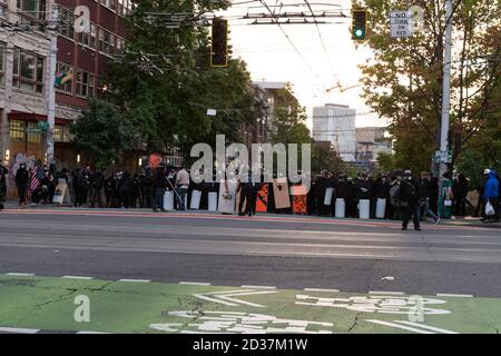 Seattle, USA. September 2020. Protestierenden stehen am Broadway spät am Tag während einer Solidarität mit Protestierenden auf der ganzen Welt marsch. Stockfoto