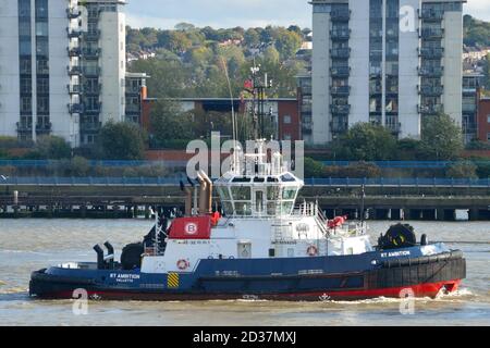 Der von Boluda Towage Europe betriebene Schlepper RT Ambition fährt die Themse hinauf und unterstützt die Ankunft eines Frachtschiffes im Hafen von London Stockfoto